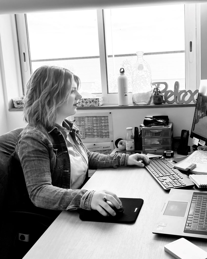 photo portrait jeune femme assises à une bureau